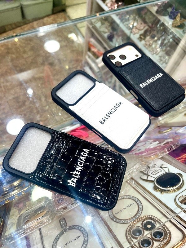 Producto - Funda Balenciaga con Tarjetero Mag Safe iPhone 17 pro / 17 pro max - 2