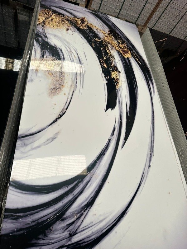 Producto - Placa decorativa PVC 3mm 244x122 diseño abstracto blanco, negro y dorado