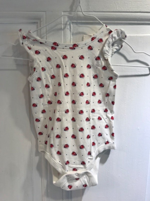 Producto - Body BABY GAP blanco logos vaquitas san antonio- Talle 6 meses- PRECIO: 7x