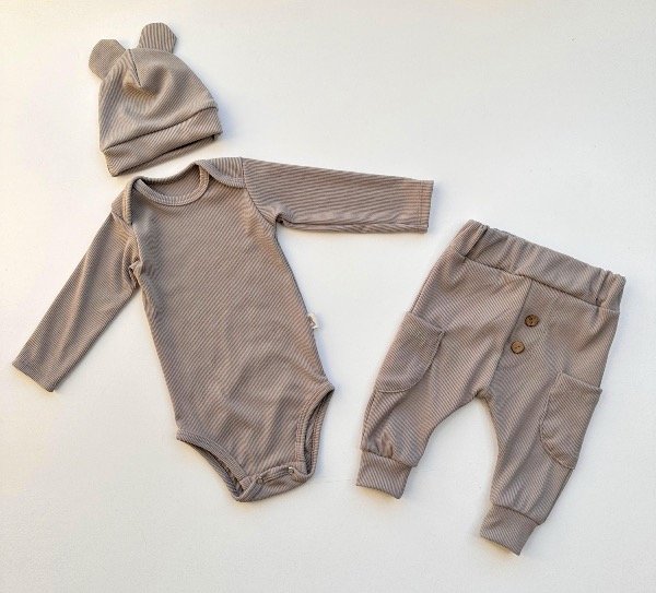 Producto - CONJUNTO NOHA GRIS (GORRITO + BODY + BABUCHA)