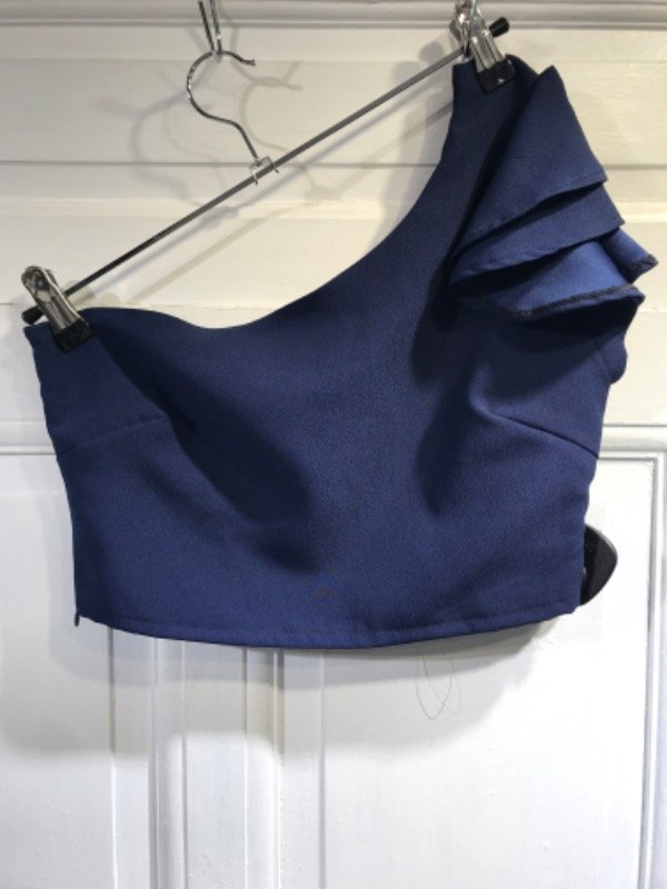 Producto - Top BE BLESSED azul con un hombro y volados Talle M- PRECIO: 22x