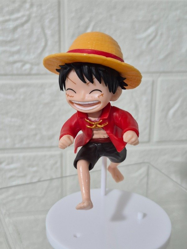 Producto - Figura Monkey D. Luffy One Piece sentado 8 cm con corriendo