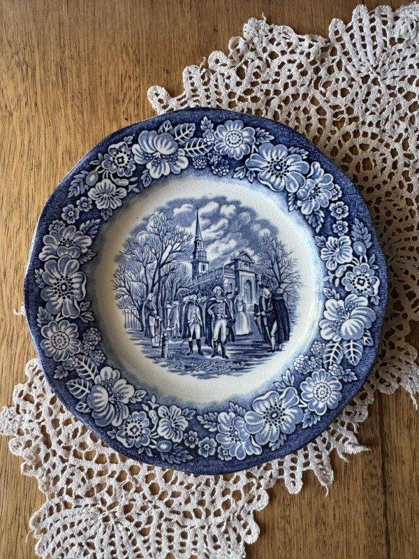 Producto - Plato de postre de loza inglesa Liberty Blue Ironstone