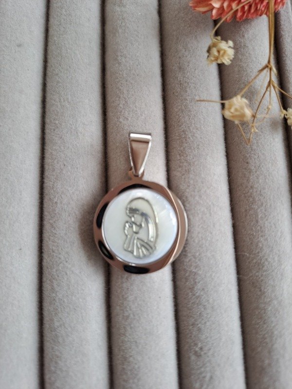 Producto - Dije mediano Virgen Niña nácar