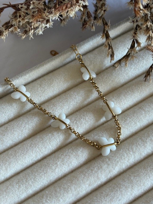Producto - Pulsera dorada mariposas blancas