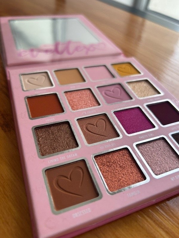 Producto - Beauty Creations - EvetteXO Eyes On Me Shadow Palette - 2