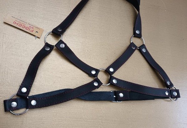 Producto - Pechera mujer de cuero con tachas