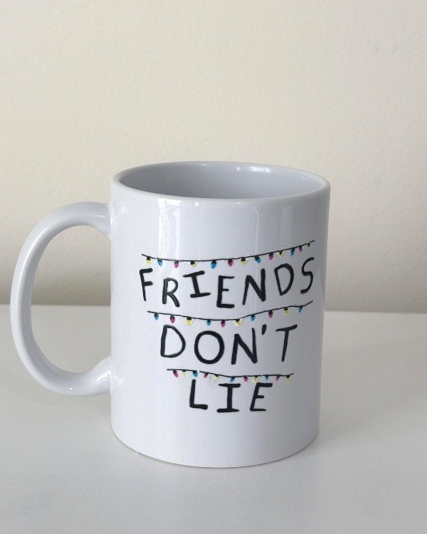 Producto - Taza HELLFIRE / FRIENDS DONT LIE - Taza de Stranger Things