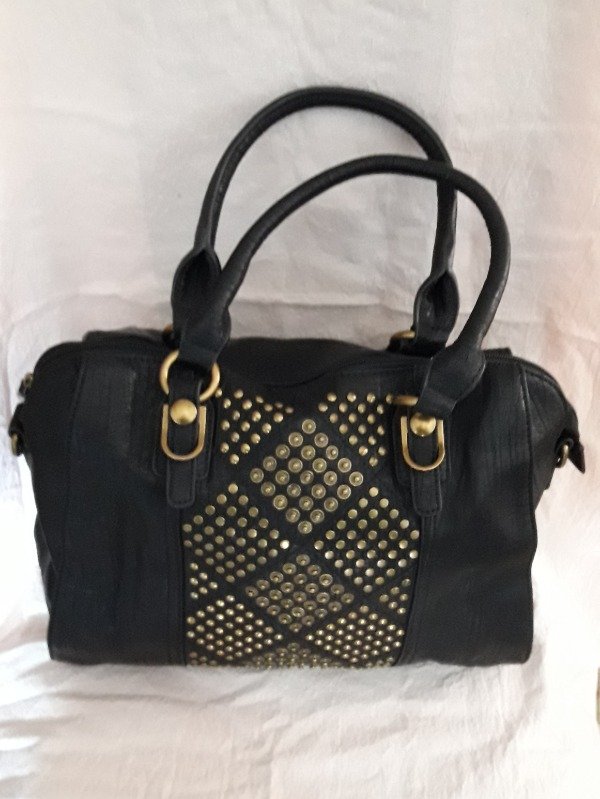 Producto - CARTERA NEGRA CON TACHAS EN ROMBO