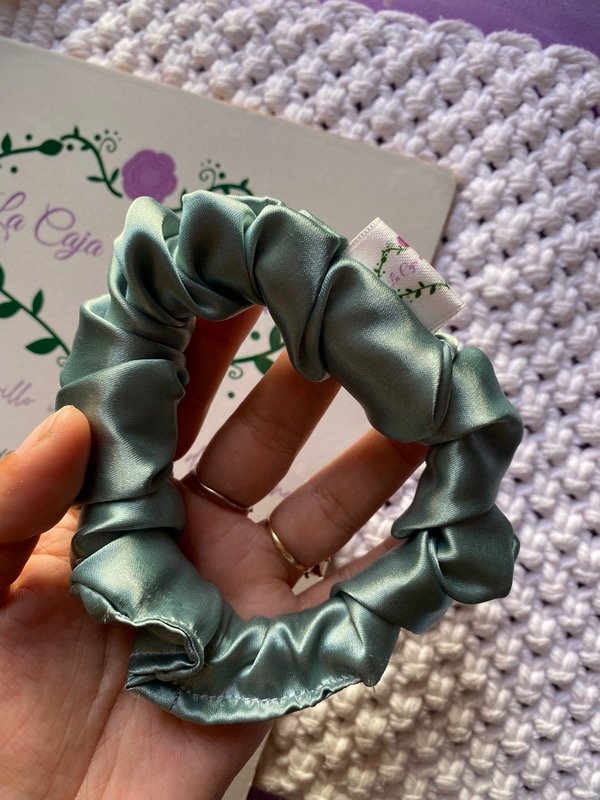 Producto - Scrunchie mini verde esmeralda satén