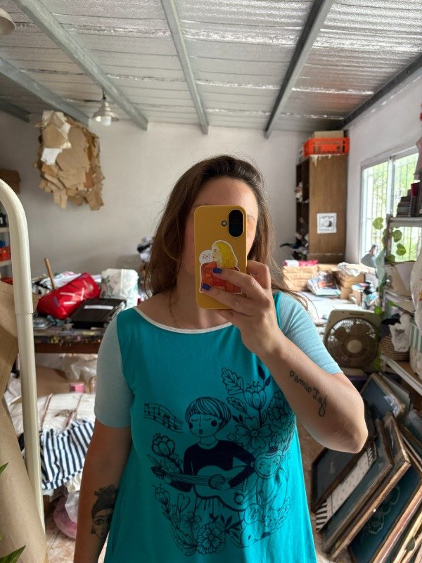 Producto - REMERA MARIA ELENA WALSH TURQUESA CON BOLSILLO TALLE M