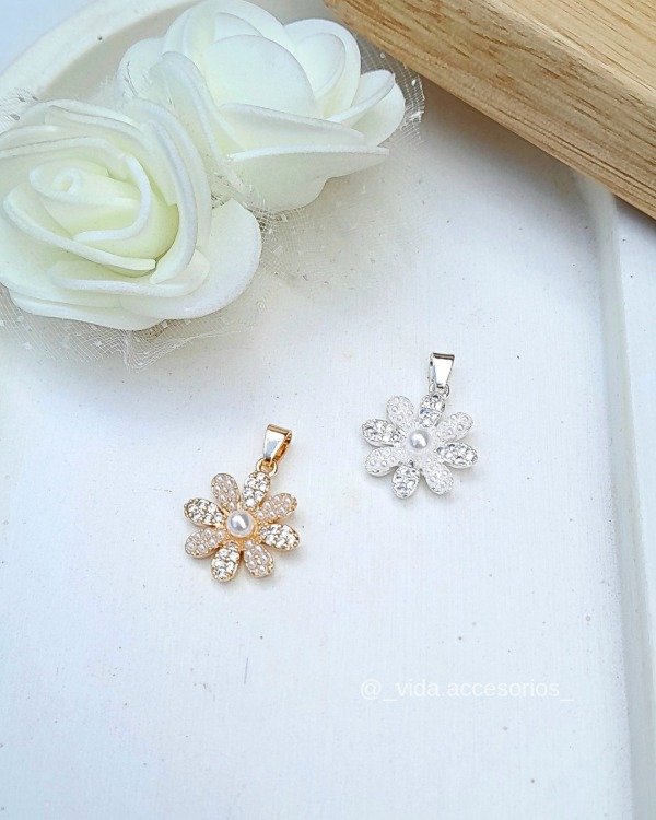 Producto - Dije Flor dorado o plateado con microperlitas y micropave