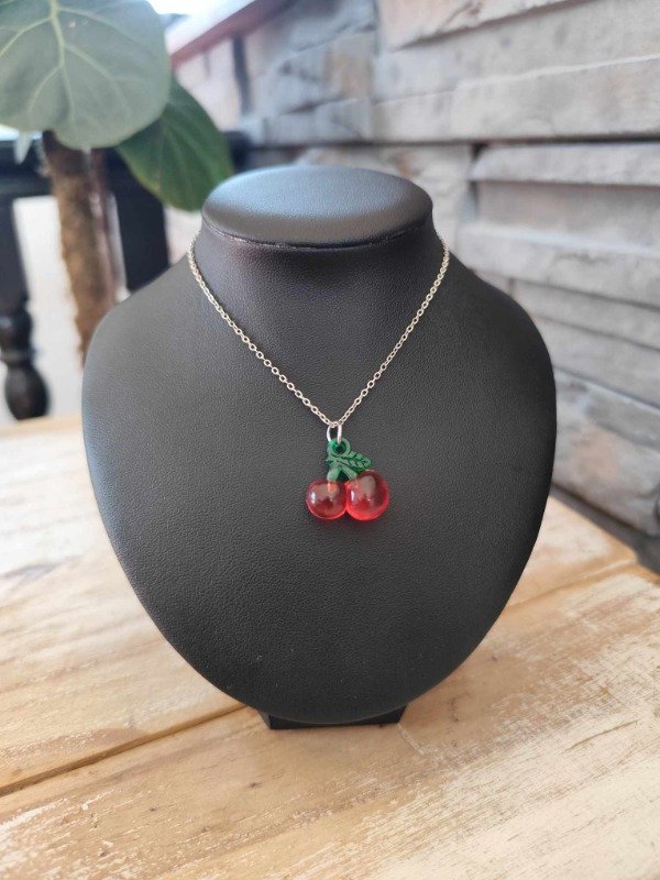 Producto - Collar cerezas dije resina . Acero quirúrgico