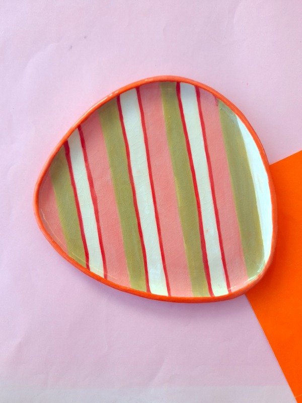 Producto - Plato irregular grande Rayas rosas (cocktail)