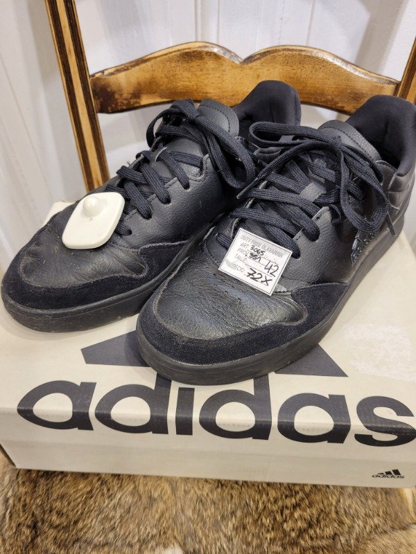 Producto - Zapatillas ADIDAS negras de cuero Talle 42 - PRECIO: 72X