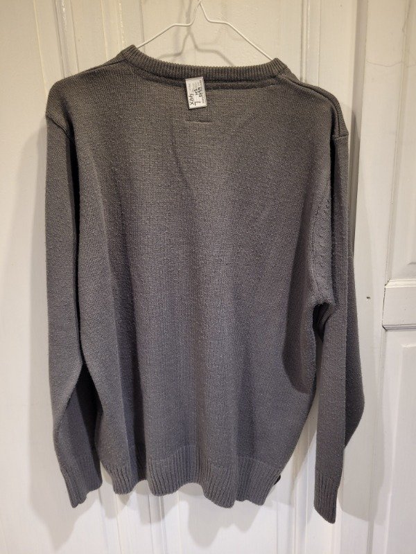 Producto - Sweater MISTRAL gris oscuro escote en v Talle L - PRECIO: 49X - 1