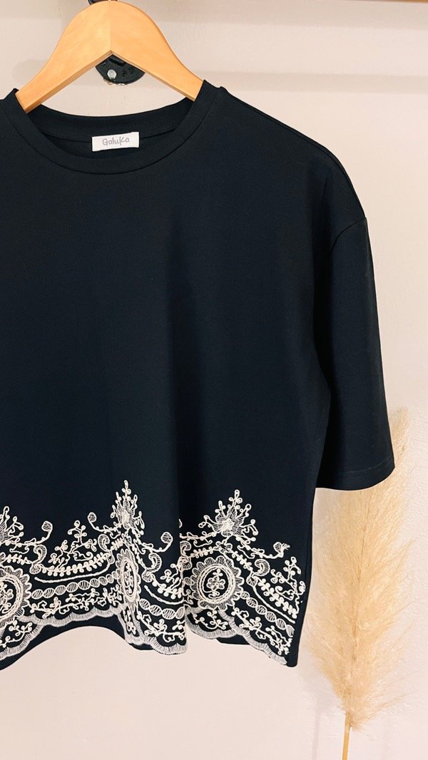 Producto - REMERA ATENEA BORDADA - 5