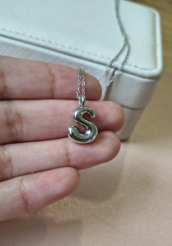 Producto - Collar con inicial "S" A.Q.