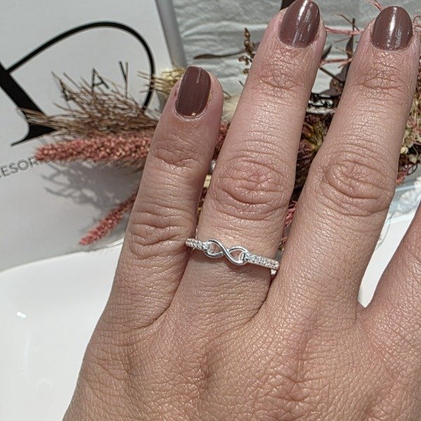 Producto - Anillo Plata925 con infinito en el medio liso y a los costados strass