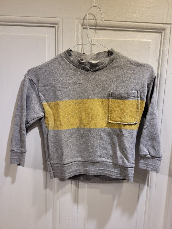 Producto - Buzo ZARA gris con franja amarilla Talle 4 años - PRECIO: 16X
