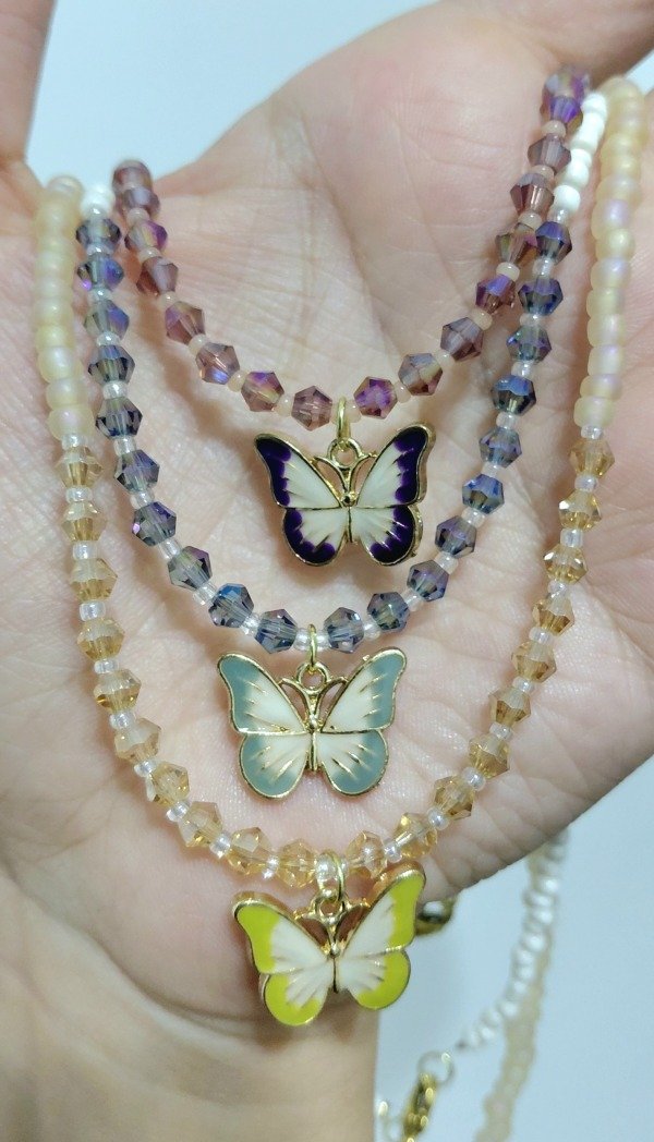 Producto - Collar con Mostacillas y Cristales Bicono con Dije Mariposa - 0