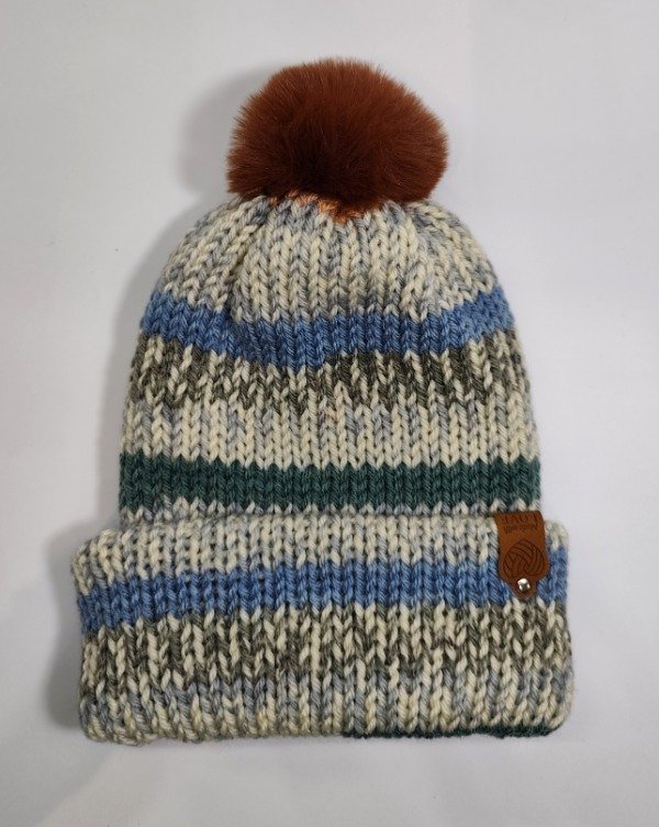 Producto - Gorro tejido artesanal en tonos beige jaspeado, verde bosque, azul cielo y gris