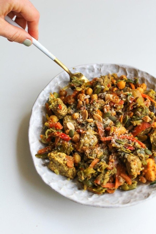 Producto - Pollo al curry+garbanzos especiados+dip de zanahoria+veggies+mani y semillas