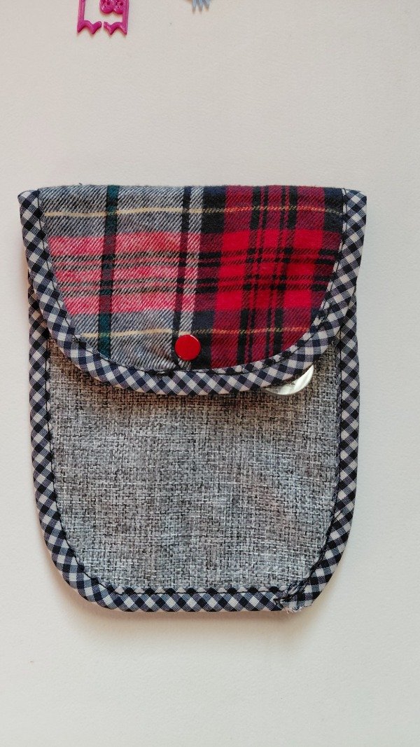 Producto - PORTA AGUJAS ALANIS CUADRILLE ROJO/AZUL