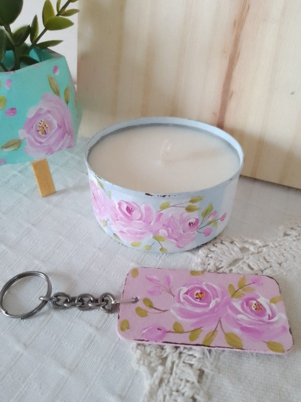 Producto - Set de vela + llavero con flores pintadas