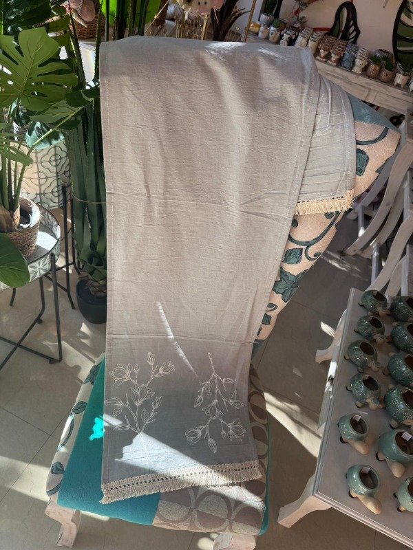 Producto - Camino de mesa gris con magnolias 1,50 cm  (Efectivo: 18.000)