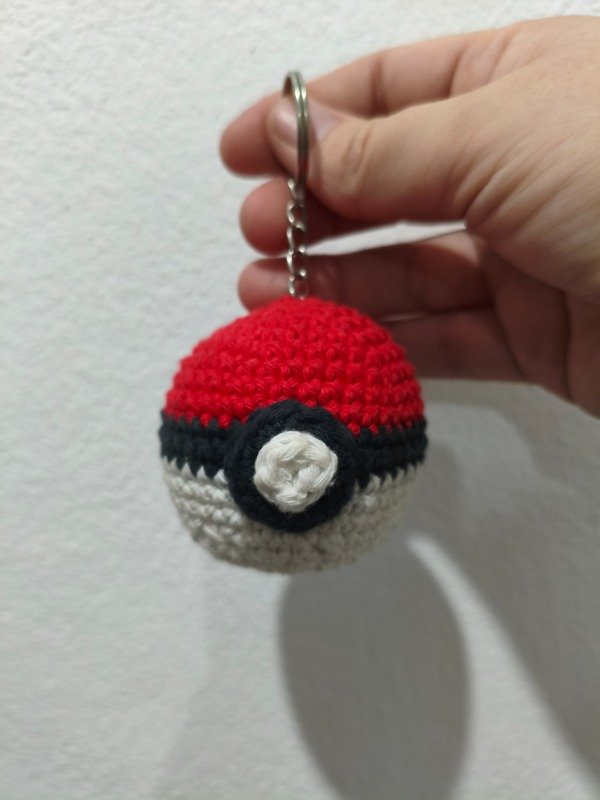 Producto - LLAVERO POKEBOLA TEJIDA