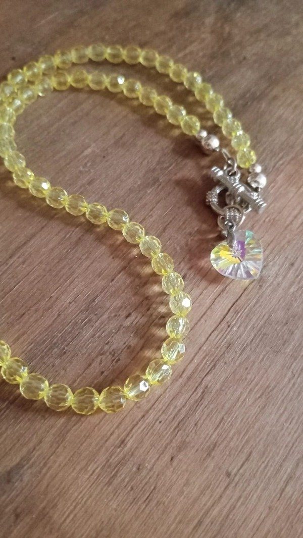 Producto - Collar amarillo vivo