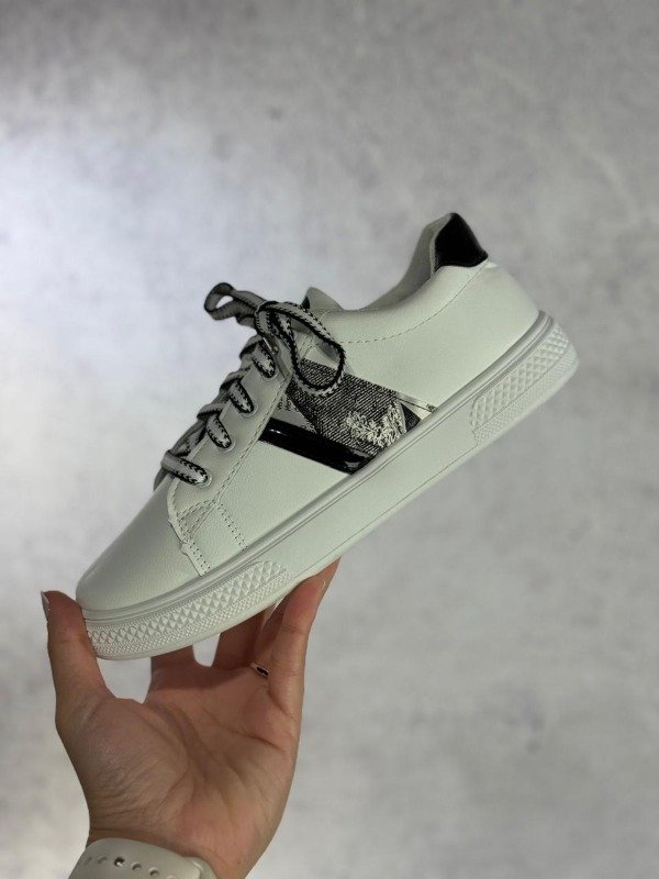 Producto - ZAPAS ECOCUERO BLANCAS CON CHAROL