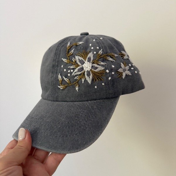 Producto - Gorra vintage gris bordada a mano