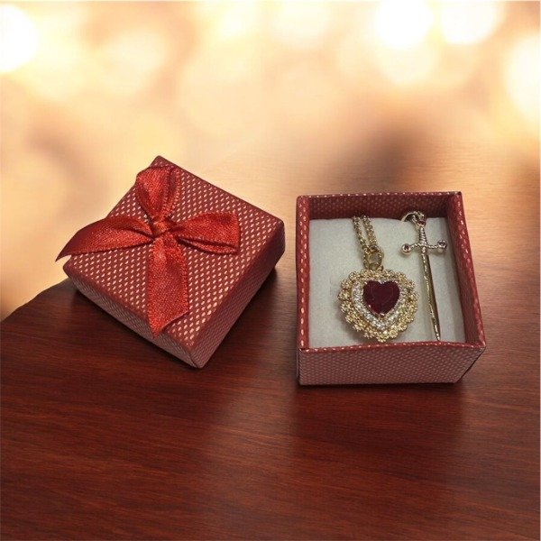 Producto - DIJE CORAZON Y ESPADA DORADO/ROJO CON CADENAS Y CAJA DE REGALO