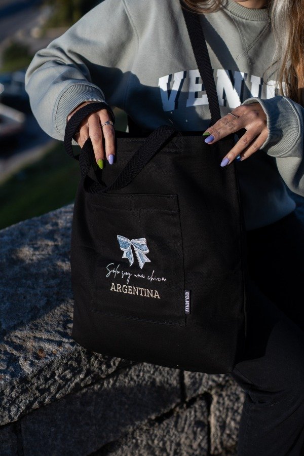 Producto - Tote bag bordada "Solo soy una chica Argentina"