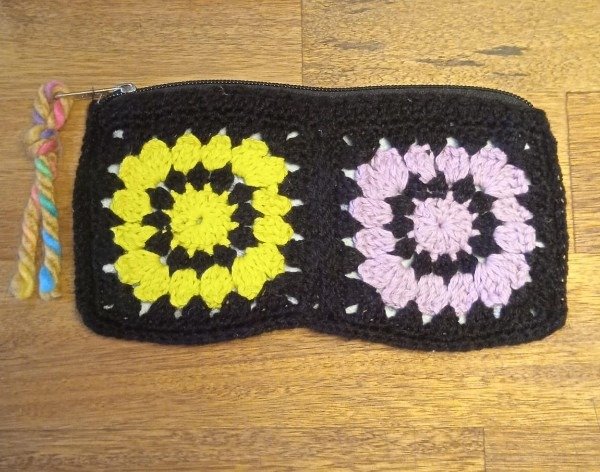 Producto - Cartuchera chica con cierre negra, amarilla y violeta