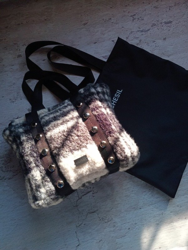 Producto - Rock chica tachas con cierre (24 x 22) + bolsa tote impermeable