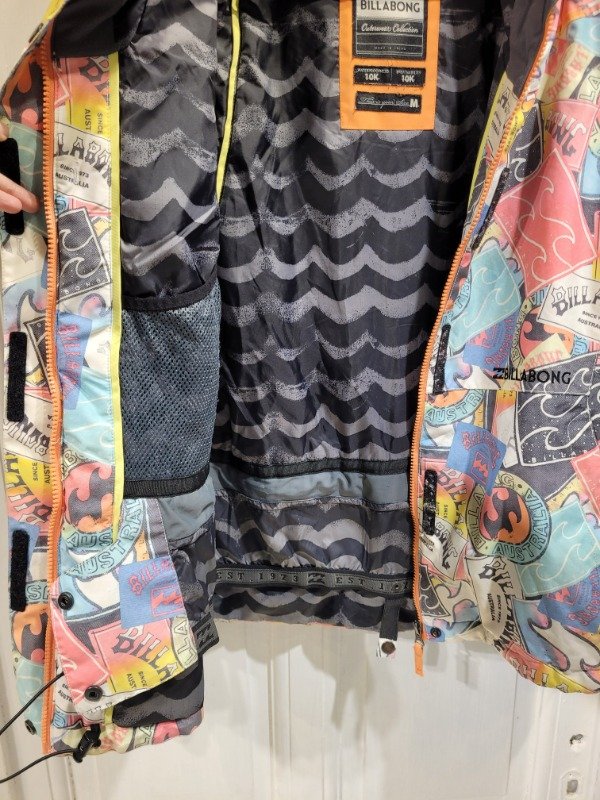 Producto - Campera de ski BILLABONG estampada graffitis colores- Talle S/M- PRECIO: 334x - 3