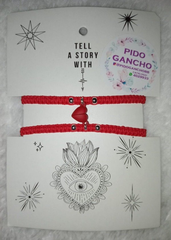 Producto - Set de pulseras rojas, con imán corazón, personalizadas.