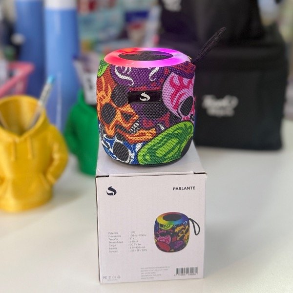 Producto - Parlante Portátil Recargable 10w con Luz Led Graffiti 041 7628