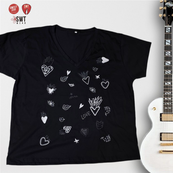 Producto - Remera Corazones Bordados Grafitti Lentejuelas Algodón Escote en V 4XL