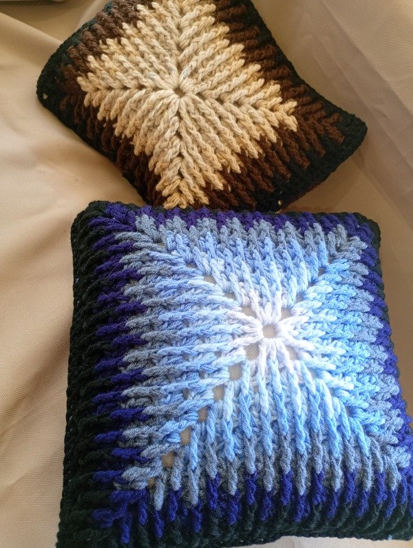 Producto - Almohadón tejido en crochet con degrade de colores