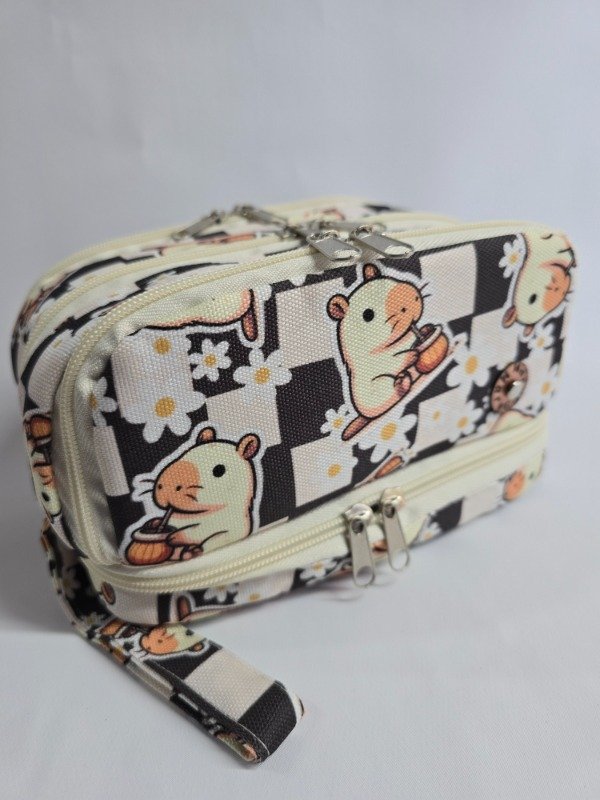 Producto - Cartuchera Roma Capy Cuadros negros