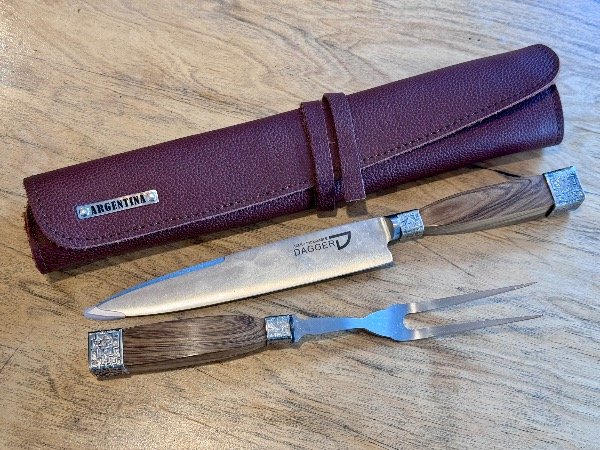 Producto - 226 - Set Parrillero / Trinchar DAGGER Madera Esp. CUADRADO con Alpaca - Paño