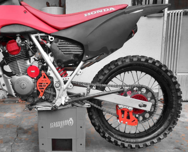 Producto - Kit Guia De Cadena Y Cubrepiñón Xr 200 Brasil - 1