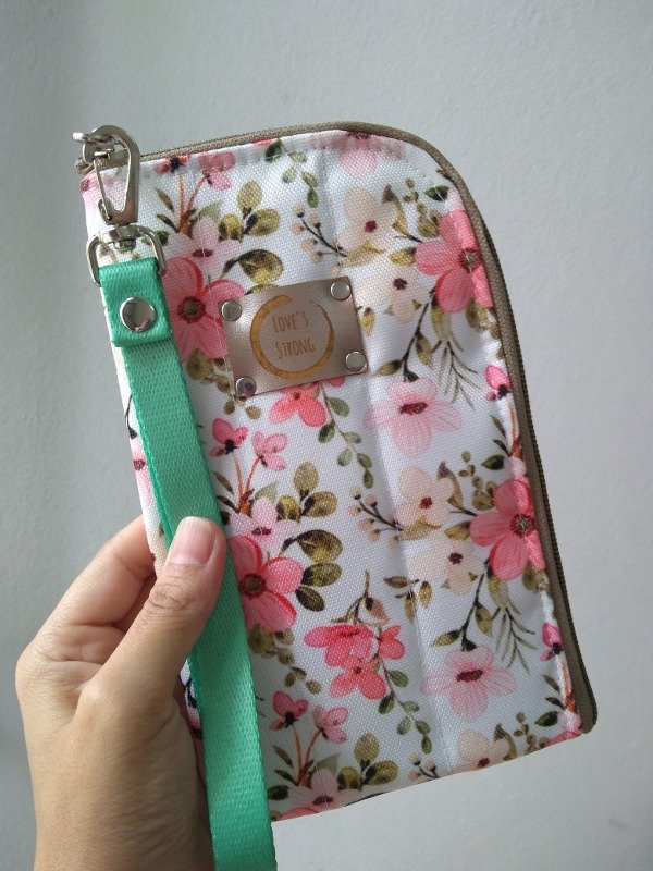 Producto - Porta celu-billetera Tokio. Flower Pink