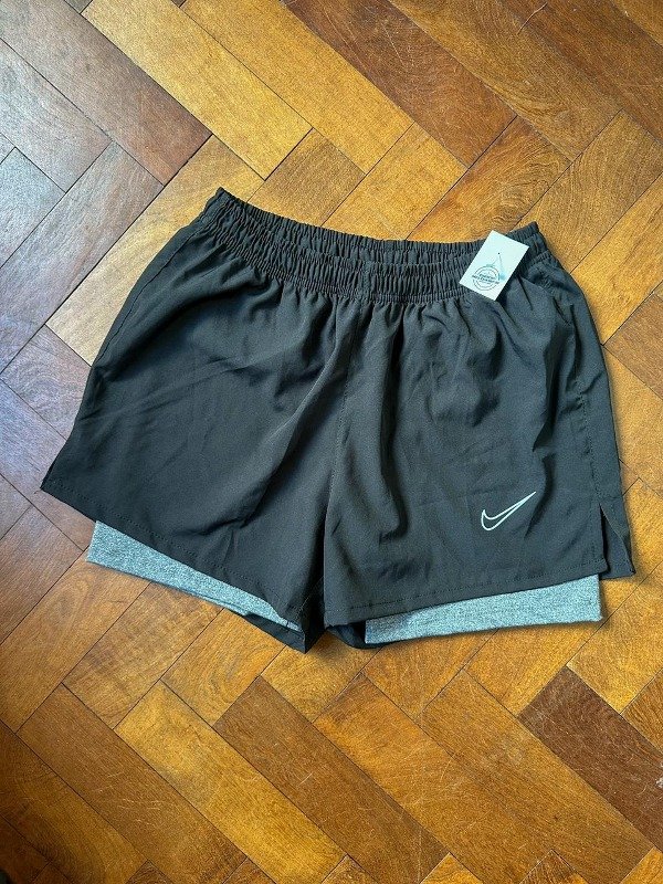 Producto - SHORT CON CALZA NEGRO Y GRIS