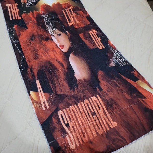 Producto - Toallón Taylor Swift The life of a showgirl rojo