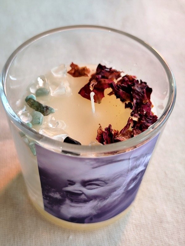Producto - VELA PADRE PÍO - Con cuarzo verde, cuarzo cristal y pétalos de rosas. 250ml - 1